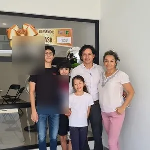 Familia con su nueva casa en Villahermosa