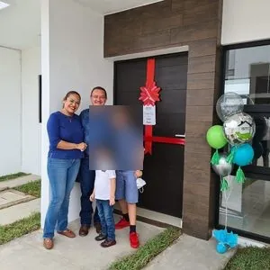 Familia con su nueva casa en Villahermosa
